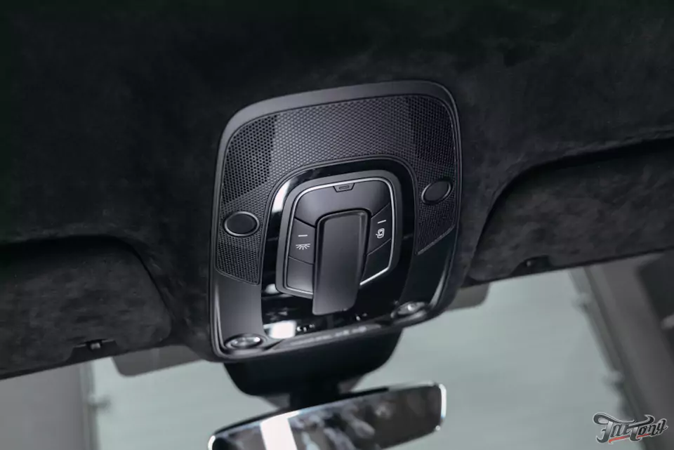 Перетянули потолок Audi A6 в алькантару и окрасили потолочный пластик в черный цвет